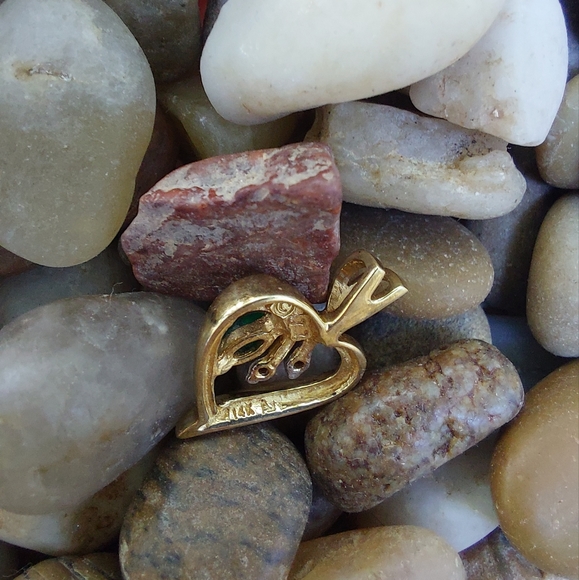 14 carat gold Emerald & Diamond Heart Charm - Picture 3 of 4